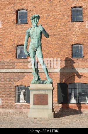 Bronze-Replik von Michelangelos Statue von David, die außerhalb der Königlichen Gussammlung am Toldbodgade 40 in Kopenhagen, Dänemark, steht Stockfoto