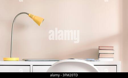 Minimaler Arbeitsbereich mit gelber Schreibtischlampe, Büchern und Laptop auf weißem Schreibtisch. Sanfter neutraler Innenhintergrund mit Kopierraum für Heimbüros oder Bildungseinrichtungen Stockfoto