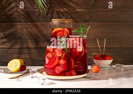 Erfrischender sommerlicher hausgemachter Limonadencocktail und alkoholfreier Mojito, Erdbeer-Eistee mit Beeren, Minze und Zitrone, Gewichtsabnahme-Konzept, Detox-Wa Stockfoto
