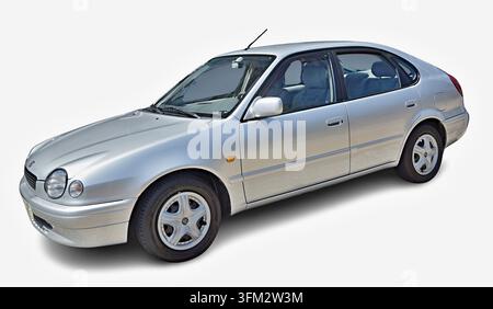 Silberner Toyota Corolla E110 Liftback isoliert auf weißem Hintergrund Stockfoto