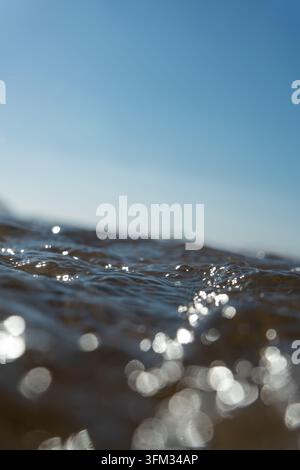 Diese Nahaufnahme fängt die faszinierende Textur und Bewegung des Wassers ein und zeigt eine geringe Tiefenschärfe, die den Fokus auf die Wellenlenkung lenkt Stockfoto