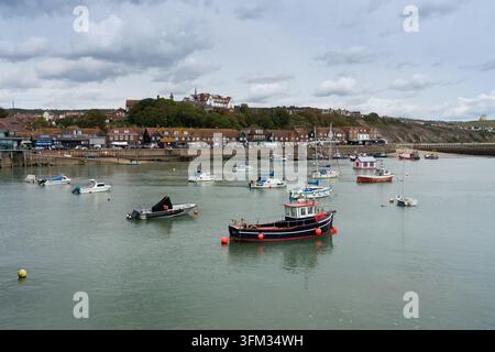 Boote, die in den ruhigen Gewässern des Folkestone Inner Harbour, Kent, festgemacht sind und entlang der historischen Uferpromenade einen sicheren Liegeplatz bieten. Stockfoto