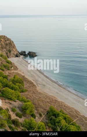 Diese atemberaubende Aussicht zeigt eine abgelegene Bucht, die sich entlang einer zerklüfteten Küste schlängelt und die ruhige Schönheit des Mittelmeers zur Schau stellt. Die Szene Stockfoto
