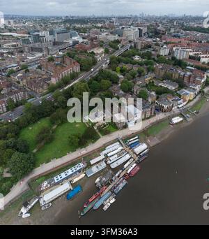 Luftbild von Hausbooten, die in Furnivall Gardens an der Themse in Hammersmith, London, vertäut sind, und zeigen den malerischen Flusspark. Stockfoto