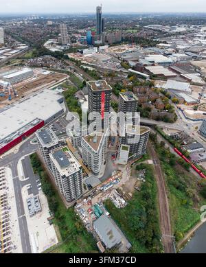 Luftbild der neuen Wohnhochhäuser am Oaklands House in Old Oak Common, Westlondon, die für die Erneuerung der städtischen Wohnbebauung entwickelt werden. Stockfoto
