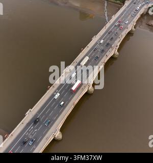 Verkehr und Fußgänger überqueren die Putney Bridge über die Themse in London in Wandsworth für den täglichen Pendelverkehr. Stockfoto