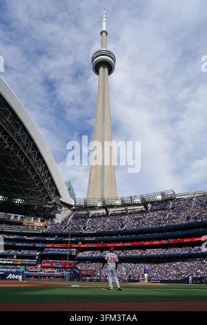 Toronto, Ontario, Kanada. 26. September 2026. Ein allgemeiner Blick auf den CN Tower, der über dem Rogers Centre aufragt, während des regulären MLB-Spiels zwischen den Cincinnati Reds und den Toronto Blue Jays am 26. September 2026 in Toronto, Ontario, Kanada. (Credit Image: © Leonardo Ramirez/eyepix via ZUMA Press Wire) REDAKTIONELLE NUR FÜR DIE NUTZUNG! Nicht für kommerzielle NUTZUNG! Stockfoto