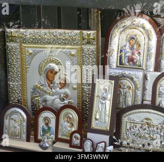 THESSALONIKI, GRIECHENLAND - 10. MAI 2025 - Religiöse Ikonen zeigen silbergerahmte orthodoxe Darstellungen mit Jungfrau Maria, Jesus, Heiligen und biblischen Szenen Stockfoto