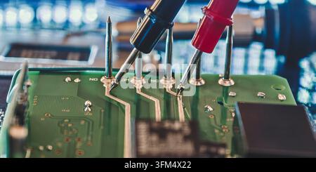 Elektronische Leiterplattentestung mit Multimeter-Sonden an Relaiskontakten für PCB-Diagnose und elektrische Fehlersuche Stockfoto