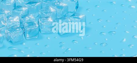 Eiskubeln auf einer blauen Oberfläche mit verstreuten Wassertropfen, 3D-Rendering. Stockfoto