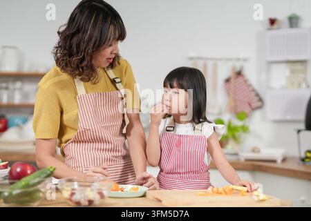 Familienzeit, Frühstück, gemeinsame Aktivitäten während der Ferien. Eltern und Kinder essen in den Ferien zusammen. Neues Zuhause für Fam Stockfoto