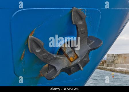 Schiffsanker und verwitterter Rumpfdetail auf einem Schiff im Hafen von Rafina, Ost-Attika, Griechenland. Stockfoto