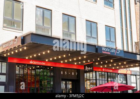New York, USA - 17. Okt. 2025: Die Vorderseite des Santander Work Cafe in New York City. Stockfoto