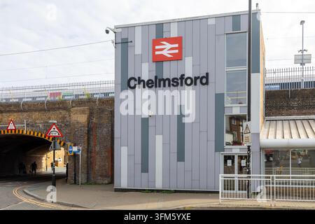 Eingang zur Duke Street zum Bahnhof Chelmsford, Chelmsford, Essex, England, UK mit doppeltem Pfeilbahnsymbol Stockfoto