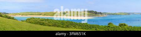 Panoramablick über die Mündung des Flusses Camel von Padstow bis zur sandigen Küste in Rock und den sandigen Stränden zwischen Rock und Polzeath Stockfoto