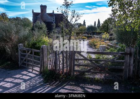 Haus mit einem trockenen Garten in Kent, UK Stockfoto