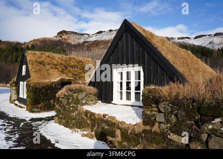 Traditionelles isländisches Torfhäuschen mit Grasdach, Island Stockfoto