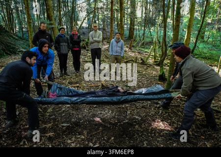 LES CAMMAZES, FRANKREICH - 2017/05/21: Für ein Wochenende im Wald der Montagne Noire lernt eine Gruppe von Amateuren die Grundlagen des Überlebens: erkennen e Stockfoto
