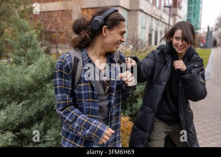 Verspielte College-Studenten haben Spaß im Freien Stockfoto