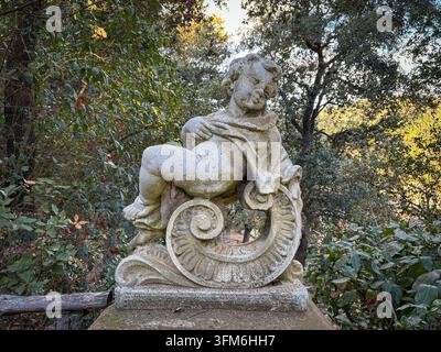 NARBONNE, FRANKREICH - 2024/01/06: Fontfroide-Abtei bei Narbonne, ein Zisterzienserkloster aus dem elften Jahrhundert, im Winterlicht besucht: der Kreuzgang Stockfoto