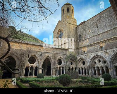 NARBONNE, FRANKREICH - 2024/01/06: Fontfroide-Abtei bei Narbonne, ein Zisterzienserkloster aus dem elften Jahrhundert, im Winterlicht besucht: der Kreuzgang Stockfoto