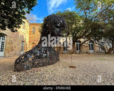 NARBONNE, FRANKREICH - 2024/01/06: Fontfroide-Abtei bei Narbonne, ein Zisterzienserkloster aus dem elften Jahrhundert, im Winterlicht besucht: der Kreuzgang Stockfoto