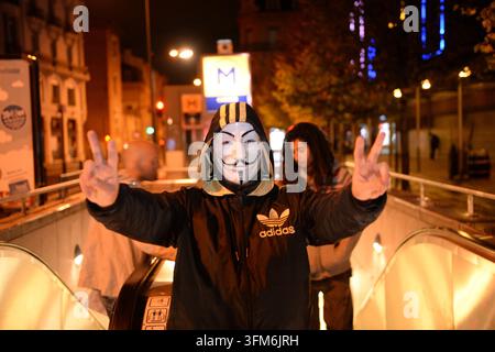 TOULOUSE, FRANKREICH - 2014/11/03: Der Million Mask March in Toulouse im November 2014, bei dem maskierte Demonstranten der Bewegung Anonymous auf dem Stockfoto