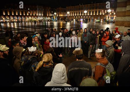 TOULOUSE, FRANKREICH - 2014/11/03: Der Million Mask March in Toulouse im November 2014, bei dem maskierte Demonstranten der Bewegung Anonymous auf dem Stockfoto