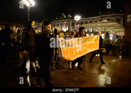 TOULOUSE, FRANKREICH - 2014/11/03: Der Million Mask March in Toulouse im November 2014, bei dem maskierte Demonstranten der Bewegung Anonymous auf dem Stockfoto