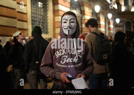 TOULOUSE, FRANKREICH - 2014/11/03: Der Million Mask March in Toulouse im November 2014, bei dem maskierte Demonstranten der Bewegung Anonymous auf dem Stockfoto