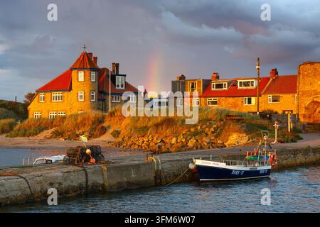 Beadnell Harbour, Beadnell, Northumberland – der einzige westlich ausgerichtete Hafen der Ostküste. Zeigt den mit Türmchen versehenen Privatsitz namens Beach Court. Stockfoto