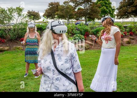 Charlottetown Prince Edward Island PEI Kanada, Victoria Park, Virtual-Reality-Demonstration, schwarze junge Frau, weiße Seniorin, tragen VR-Headsets, hol Stockfoto