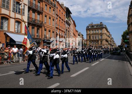 TOULOUSE, FRANKREICH - 2018/07/14: Die Bastillientagsparade vom 14. Juli 2018 in Toulouse, bei der Fallschirmjäger, Gendarmerie, Polizei und Veteranen durch die Stockfoto