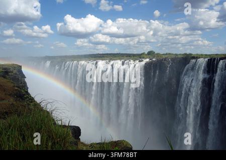 Victoria-Falls-Majestätischer Wasserfall mit Regenbogen in Simbabwe Stockfoto
