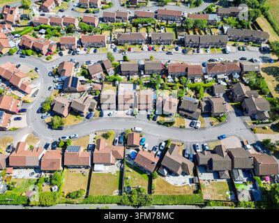Pontypridd, Wales, UK - 12. August 2026: Drohnenansicht einer modernen Wohnsiedlung in der Nähe von Pontypridd in Süd-Wales. Stockfoto