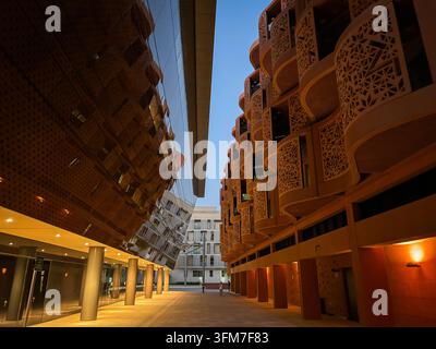 ABU DHABI, VEREINIGTE ARABISCHE EMIRATE - 2023/10/24: Masdar City, der kohlenstoffarme Bezirk, der in der Wüste außerhalb von Abu Dhabi errichtet wurde, wächst weiter um sein sha Stockfoto