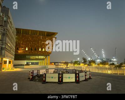 ABU DHABI, VEREINIGTE ARABISCHE EMIRATE - 2023/10/24: Masdar City, der kohlenstoffarme Bezirk, der in der Wüste außerhalb von Abu Dhabi errichtet wurde, wächst weiter um sein sha Stockfoto