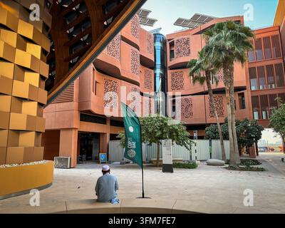 ABU DHABI, VEREINIGTE ARABISCHE EMIRATE - 2023/10/23: Masdar City, der kohlenstoffarme Bezirk, der in der Wüste außerhalb von Abu Dhabi gebaut wurde, wächst weiter um sein Sha Stockfoto