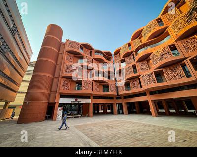 ABU DHABI, VEREINIGTE ARABISCHE EMIRATE - 2023/10/23: Masdar City, der kohlenstoffarme Bezirk, der in der Wüste außerhalb von Abu Dhabi gebaut wurde, wächst weiter um sein Sha Stockfoto