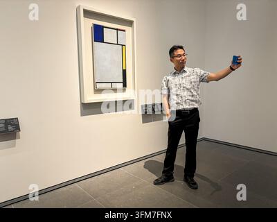 ABU DHABI, VEREINIGTE ARABISCHE EMIRATE - 2023/10/25: Das Louvre Abu Dhabi, unter seiner durchlöcherten Kuppel auf Saadiyat Island, präsentiert die Kunst der Welt in einem s Stockfoto