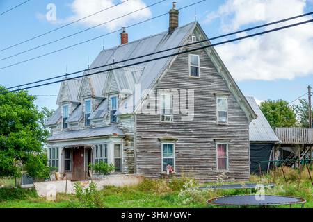Halifax Nova Scotia Kanada, Shinimicus, altes Bauernhaus, Landhaus, Holzhaus, verwittertes Gebäude, verwittertes Holz, abblätternde Farbe, graue Verkleidung, Metalldach, ga Stockfoto