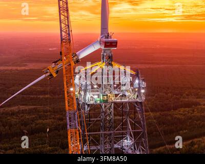 Montage der Rotorblätter am GICON-Hochwindturm, der anschließend auf eine Nabenhöhe von 300 Metern verlängert wird. Die Gesamthöhe beträgt dann Stockfoto