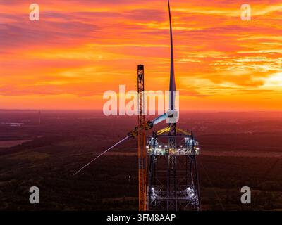 Montage der Rotorblätter am GICON-Hochwindturm, der anschließend auf eine Nabenhöhe von 300 Metern verlängert wird. Die Gesamthöhe beträgt dann Stockfoto