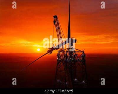 Montage der Rotorblätter am GICON-Hochwindturm, der anschließend auf eine Nabenhöhe von 300 Metern verlängert wird. Die Gesamthöhe beträgt dann Stockfoto