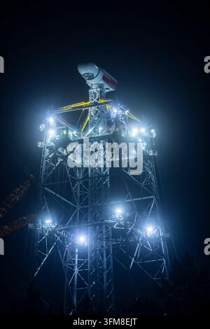 Montage der Rotorblätter am GICON-Hochwindturm, der anschließend auf eine Nabenhöhe von 300 Metern verlängert wird. Die Gesamthöhe beträgt dann Stockfoto