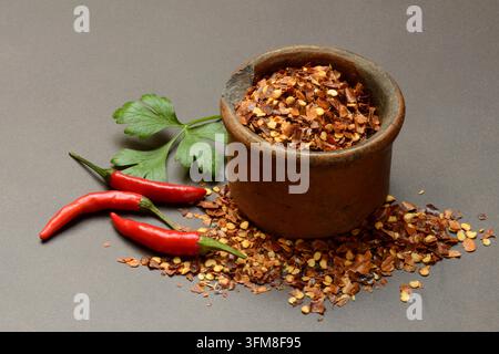 Chili, Chilischoten und Chiliflocken in Töpfen, Capsicum annuum Stockfoto