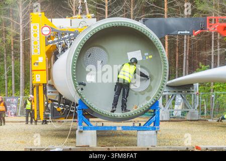 Montage der Rotorblätter am GICON-Hochwindturm, der anschließend auf eine Nabenhöhe von 300 Metern verlängert wird. Die Gesamthöhe beträgt dann Stockfoto