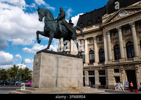 Carol I-Reiterstandbild Bukarest Denkmal Wahrzeichen am Revolutionsplatz neben der historischen Fassade der Zentralen Universitätsbibliothek. Stockfoto