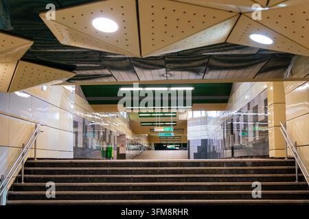 Treppe der U-Bahn-Station in Bukarest, die hinunter zur leeren Hauptfußgängerhalle führen, unterirdische städtische Metro-Infrastruktur in Rumänien. Stockfoto