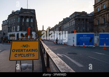 Ein Schild mit der Aufschrift „Kein Überholen von Radfahrern“ am Waterloo Place mit Blick auf den Calton Hill, Edinburgh, Schottland, UK, am 26. September 2026. Stockfoto